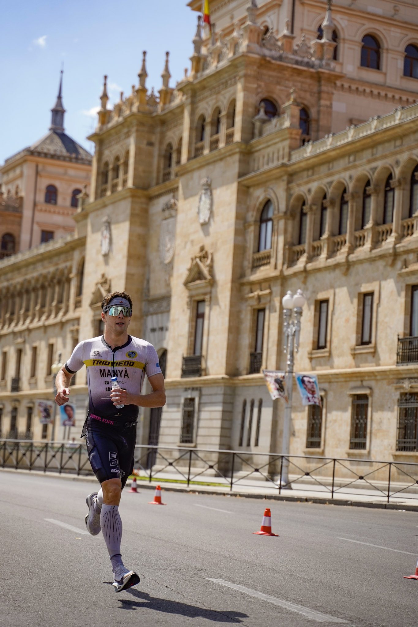 Triatleta corriendo frente a la Academia de Caballería