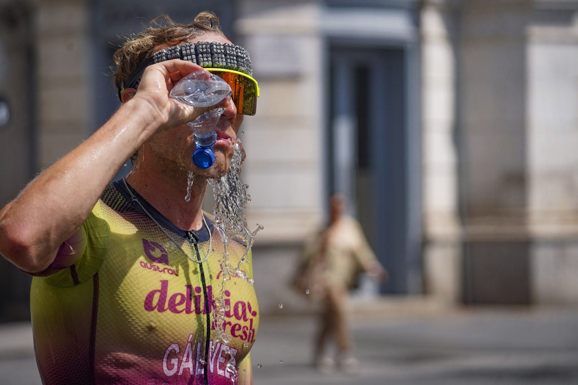 Triatleta refrescándose en la carrera a pie por el centro de Valladolid