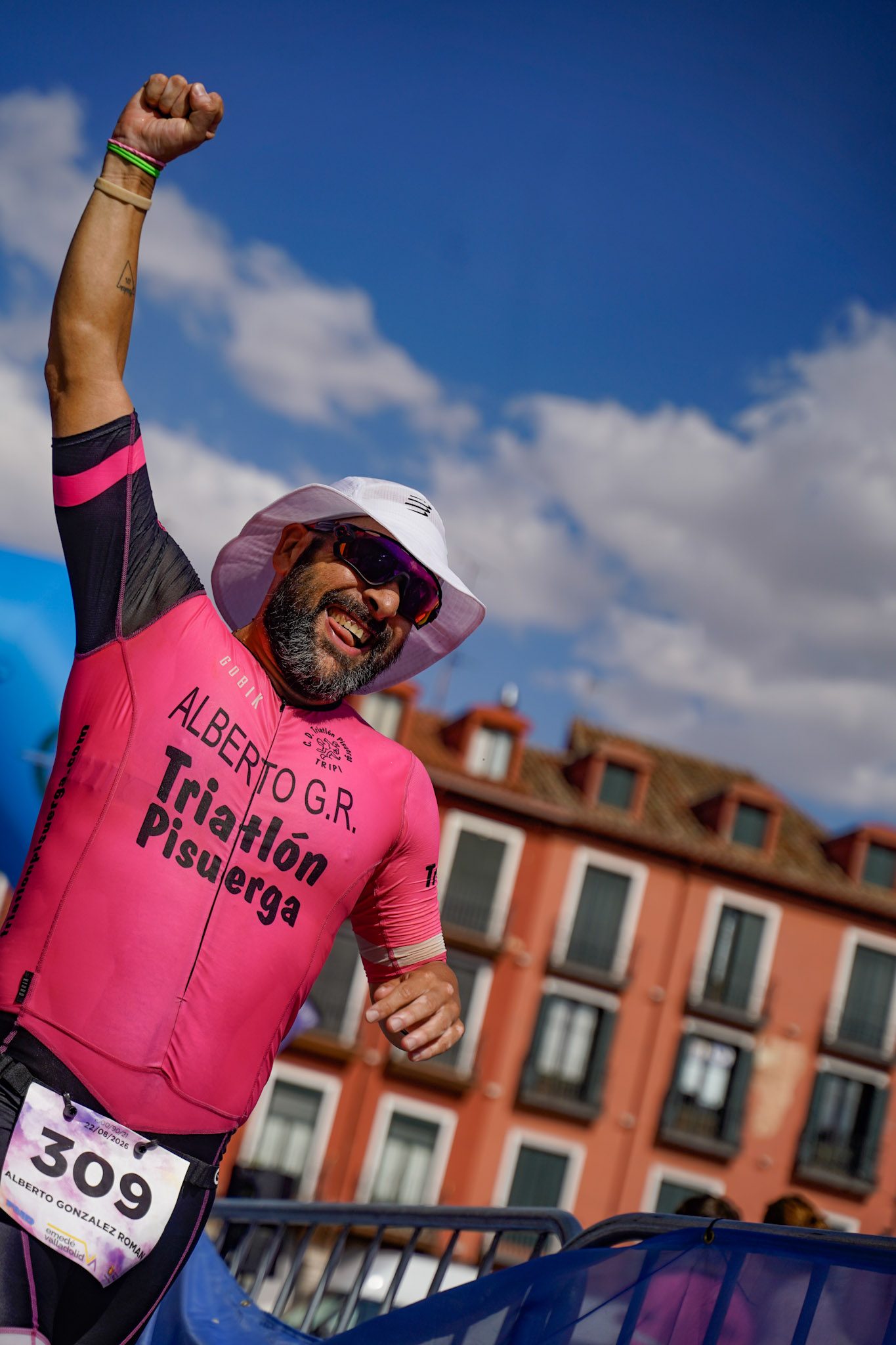Triatleta con el dorsal 309 celebra con el puño en alto